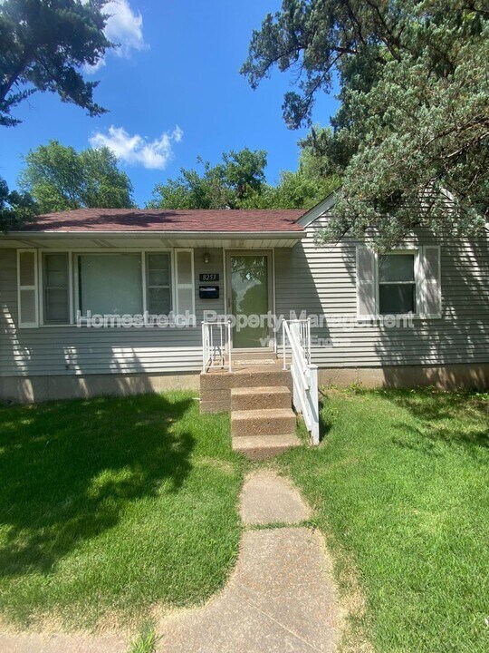 8253 Frost Ave in Berkeley, MO - Building Photo