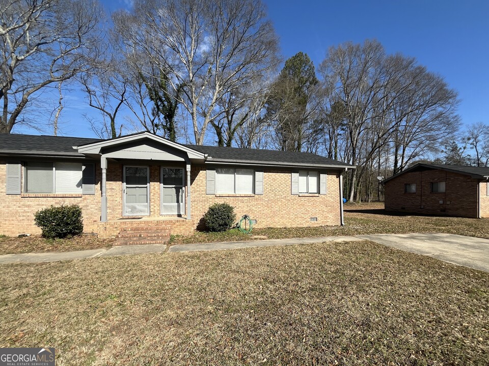 828 Jesters Lake Dr in Jonesboro, GA - Building Photo