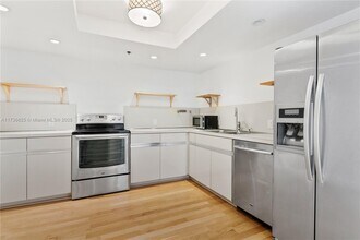 1627 Brickell Ave, Unit 2606 in Miami, FL - Foto de edificio - Building Photo