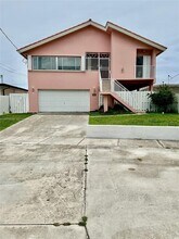 10911 N Bayshore Dr in Miami, FL - Building Photo - Building Photo