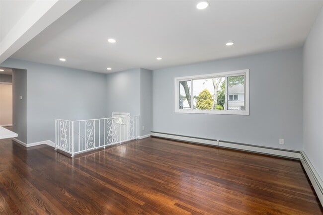 271 6th Ave in West Babylon, NY - Building Photo - Building Photo