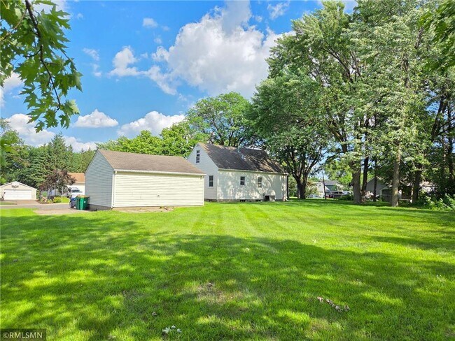 5607 Regent Ave N in Minneapolis, MN - Building Photo - Building Photo