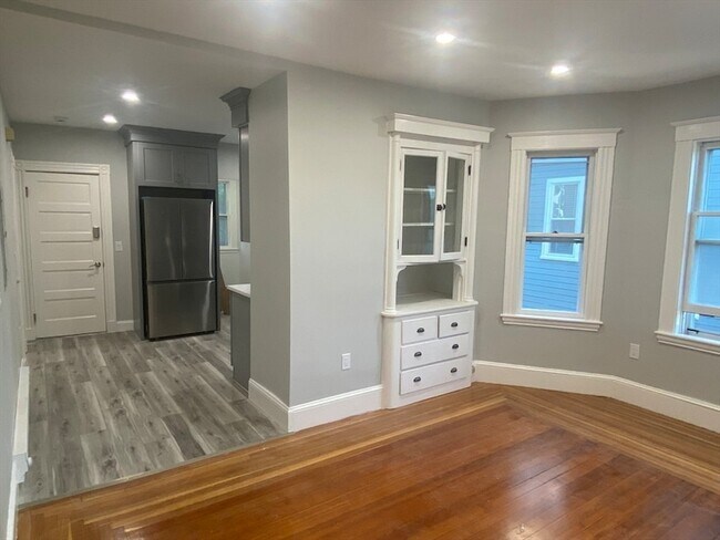 811 Somerville Ave, Unit 2 in Somerville, MA - Foto de edificio - Building Photo