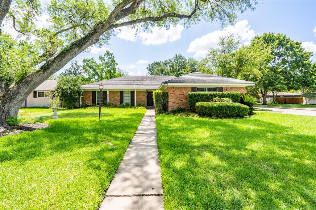 9423 Highmeadow Dr in Houston, TX - Building Photo