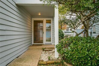 631 Cimarron Trl, Unit 631 in Irving, TX - Building Photo - Building Photo