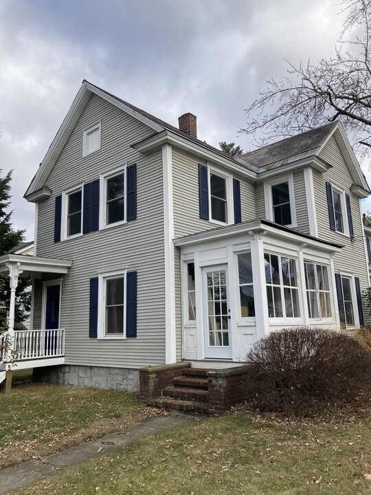 211 Bay St, Unit Upstairs Apartment in Glens Falls, NY - Foto de edificio