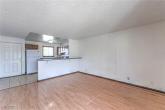 5404 S Swenson St in Las Vegas, NV - Building Photo - Building Photo