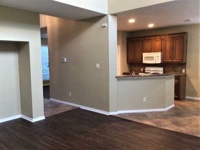 property at 2718 Lakecrest Way Dr