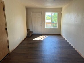 12042 SE Raymond St in Portland, OR - Foto de edificio - Building Photo