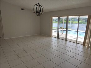 525 Moreno Cir NE in St. Petersburg, FL - Building Photo - Building Photo