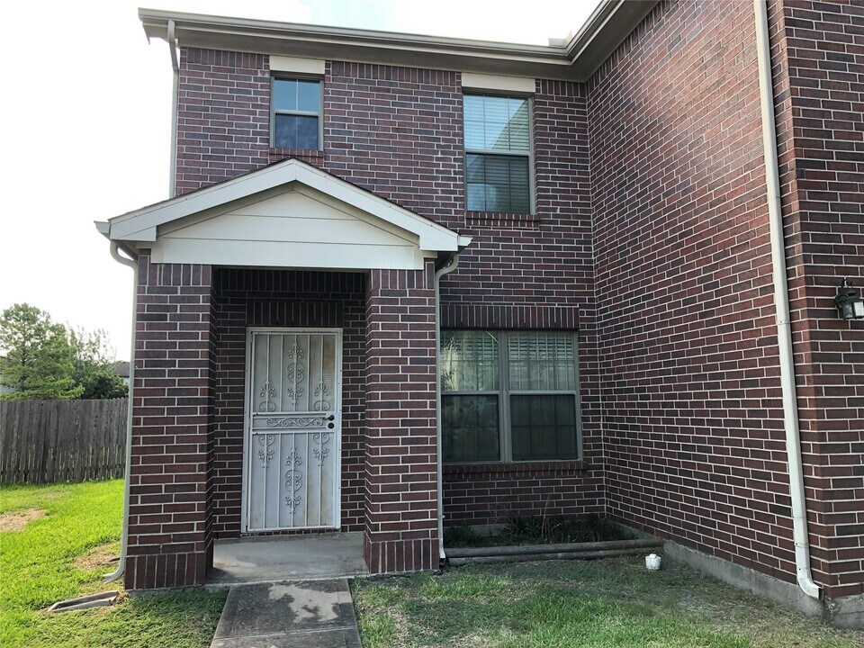 8531 Ashford Green Ln in Houston, TX - Building Photo