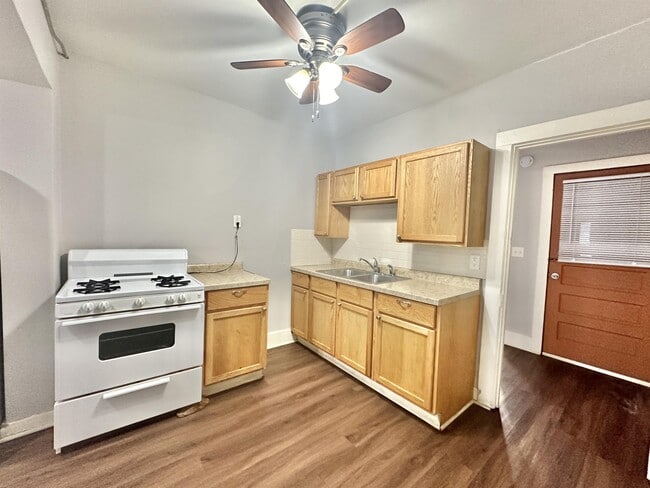 957 W Grand Ave in Beloit, WI - Foto de edificio - Building Photo