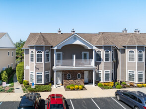 Deer Park Avenue Villas in North Babylon, NY - Building Photo - Building Photo