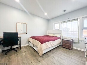 27 Honiss St in Belleville, NJ - Building Photo - Building Photo