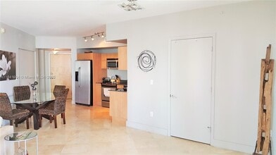 350 S Miami Ave, Unit 2002 in Miami, FL - Foto de edificio - Building Photo
