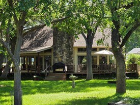1425 E Seneca Ct in Granbury, TX - Building Photo