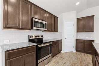 20217 Travis Dr in Lago Vista, TX - Foto de edificio - Building Photo