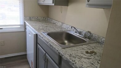25 Christine Ct in Hampton, VA - Building Photo - Building Photo