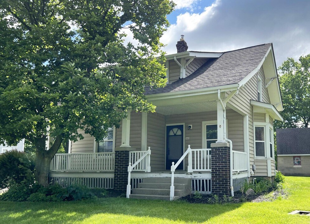 460 N State St in Westerville, OH - Building Photo