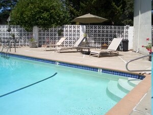 The Whitehouse Apartments in Walnut Creek, CA - Foto de edificio - Building Photo
