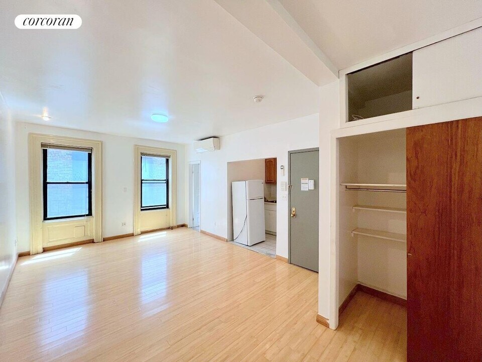 650 10th Ave in New York, NY - Building Photo