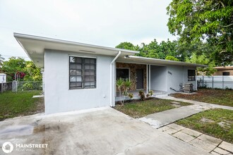 1041 NW 136th St in Miami, FL - Building Photo - Building Photo