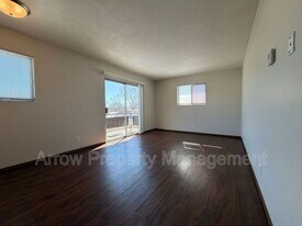 321 Chestnut St in Hickman, NE - Building Photo