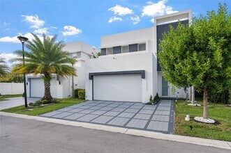 10373 NW 68th Terrace in Doral, FL - Building Photo - Building Photo