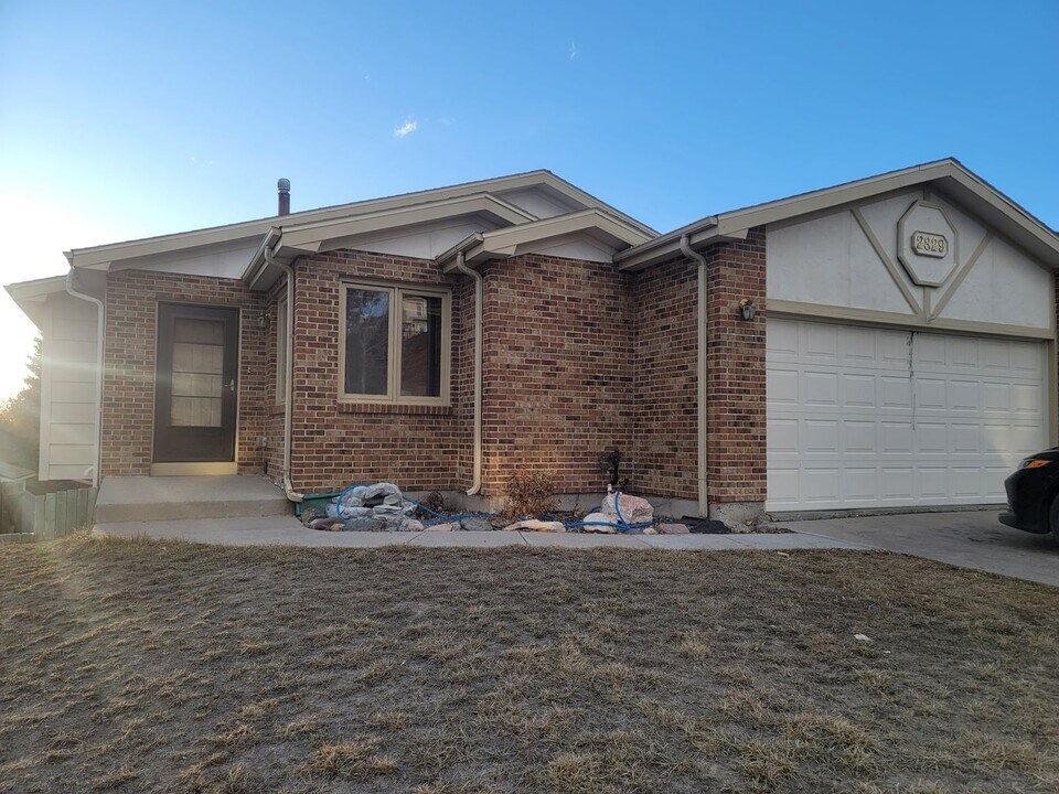 2829 Foothills Rd in Cheyenne, WY - Building Photo