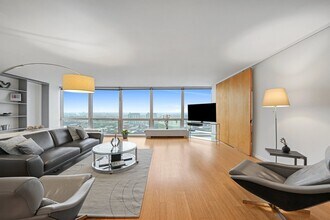 2400 N Lakeview Ave in Chicago, IL - Building Photo - Building Photo