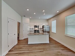 2656 Sunrise Lndg Lp in Tavares, FL - Foto de edificio - Building Photo