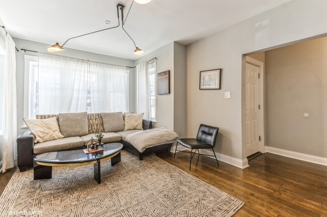 3021 N Davlin Ct, Unit 1 in Chicago, IL - Foto de edificio - Building Photo