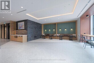 2495 Eglinton Ave W in Mississauga, ON - Building Photo - Building Photo