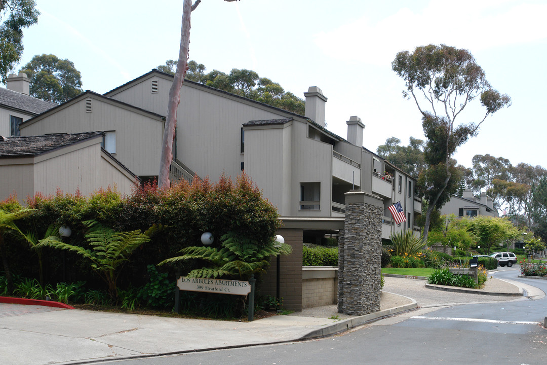 Los Arboles Apartments in Del Mar, CA - Foto de edificio