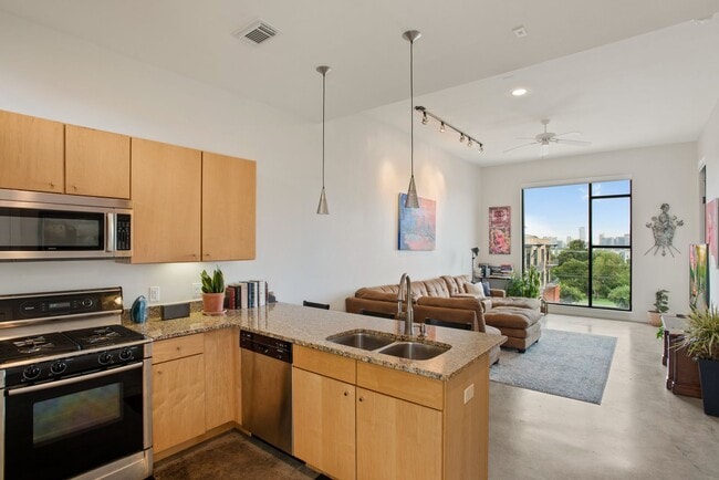 2525 S Lamar Blvd in Austin, TX - Foto de edificio - Building Photo