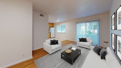 1013 Echo Rd, Unit 13 in Redding, CA - Building Photo - Building Photo