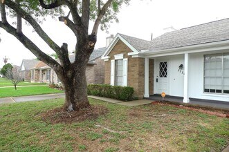 5530 Santrey Dr in Houston, TX - Building Photo - Building Photo