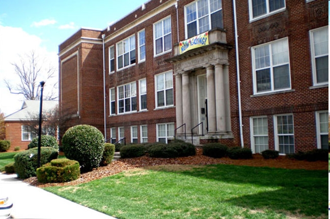 School at Spring Garden Student Apartments in Greensboro, NC - Foto de edificio