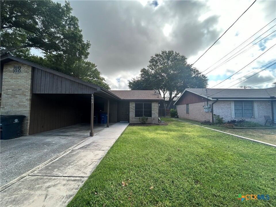 1663 McQueeney Rd in New Braunfels, TX - Building Photo