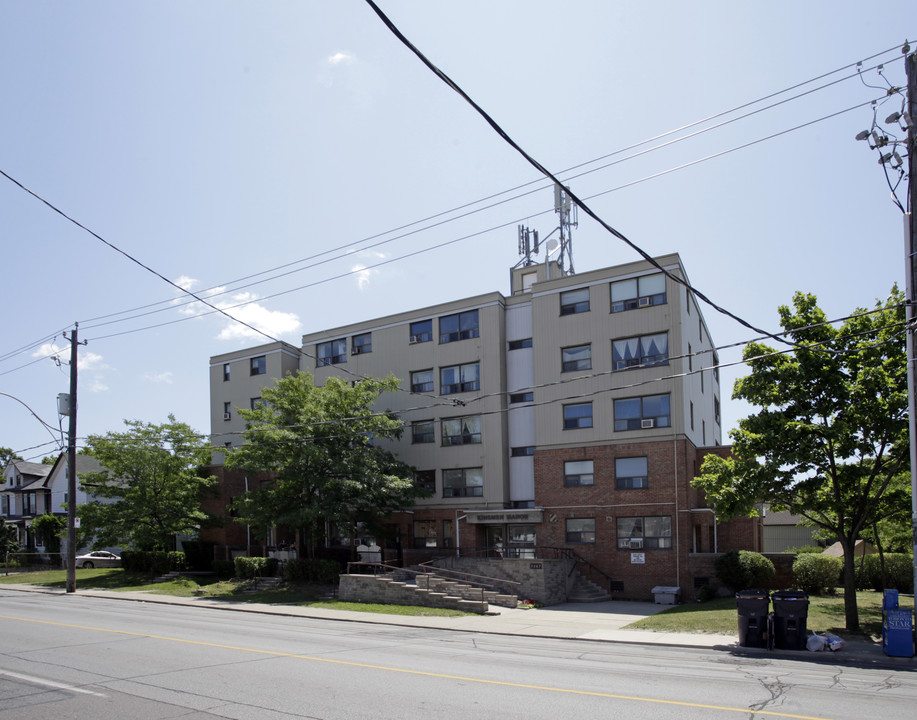 Kinsmen Manor in Toronto, ON - Building Photo