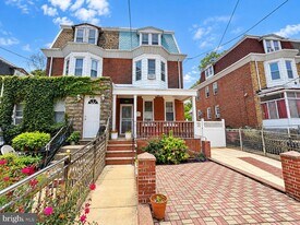 912 Ridge Ave in Darby, PA - Building Photo