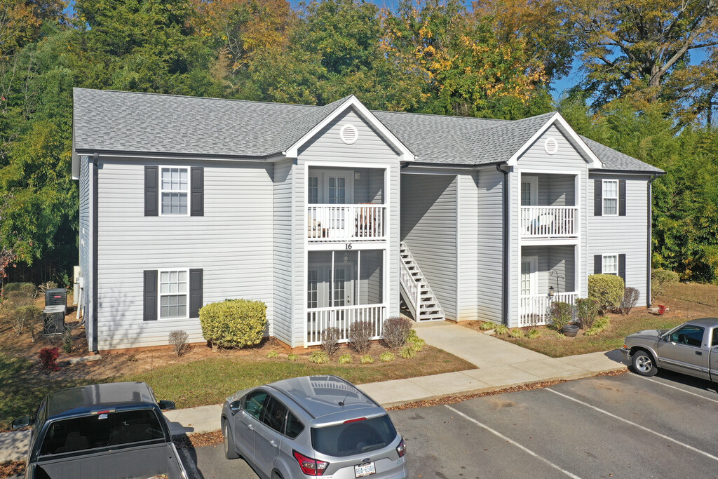 Arlington Square West/East/Farmers Trace Apartments in Asheboro, NC
