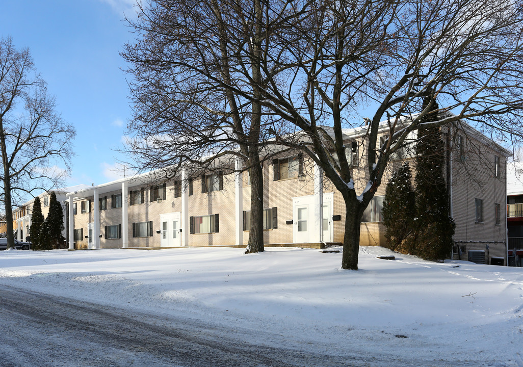 Legacy Village at Treeside in Akron, OH - Building Photo