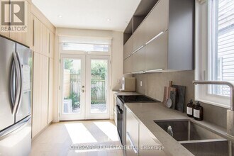 98 Manning Ave in Toronto, ON - Building Photo - Building Photo