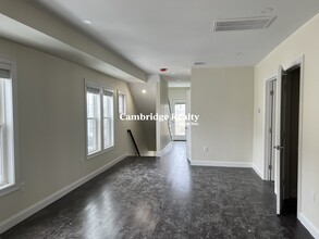 43 Wright Ave, Unit 2 in Medford, MA - Foto de edificio - Building Photo