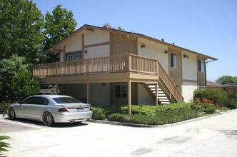 2417 Orange Ave in Costa Mesa, CA - Foto de edificio - Building Photo