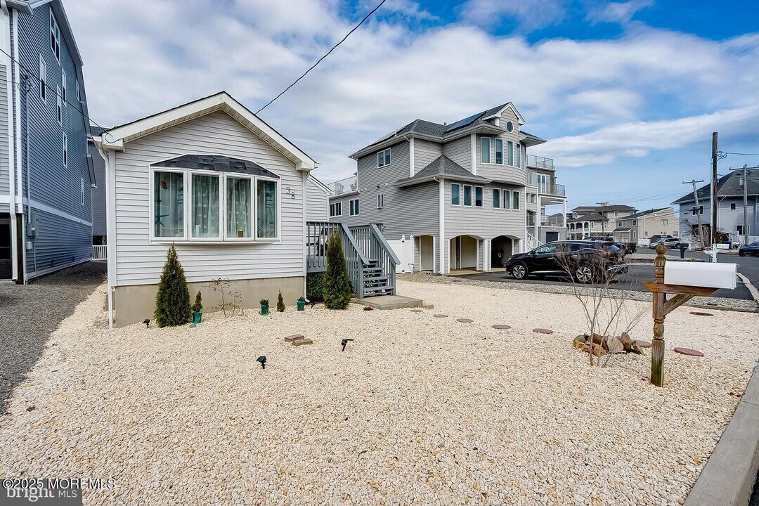 38 Bay Breeze Dr in Toms River, NJ - Building Photo