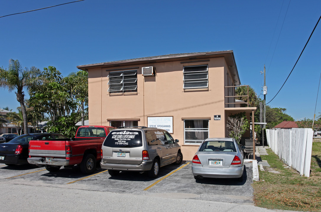 Park Isle Apartments in Riviera Beach, FL - Building Photo