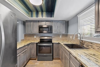156 Douglas Rd W in Oldsmar, FL - Building Photo - Building Photo