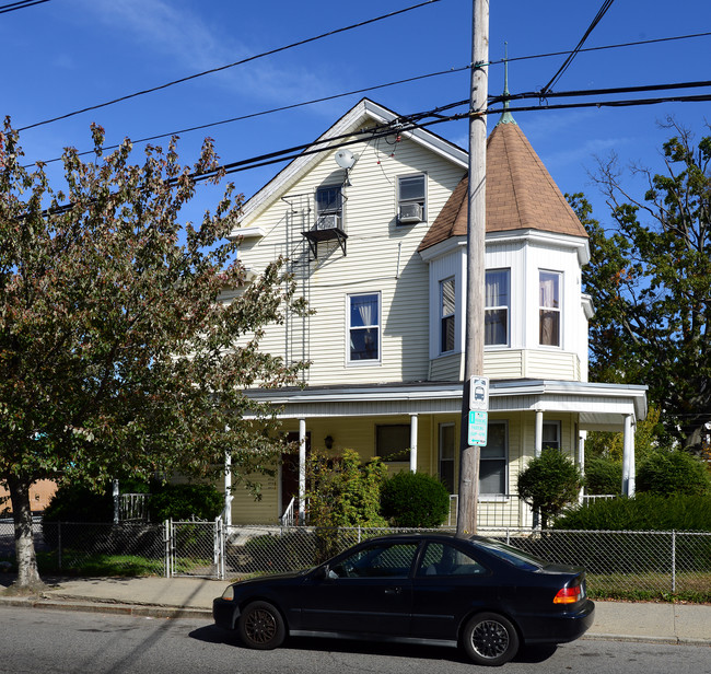 211 Academy Ave in Providence, RI - Foto de edificio - Building Photo
